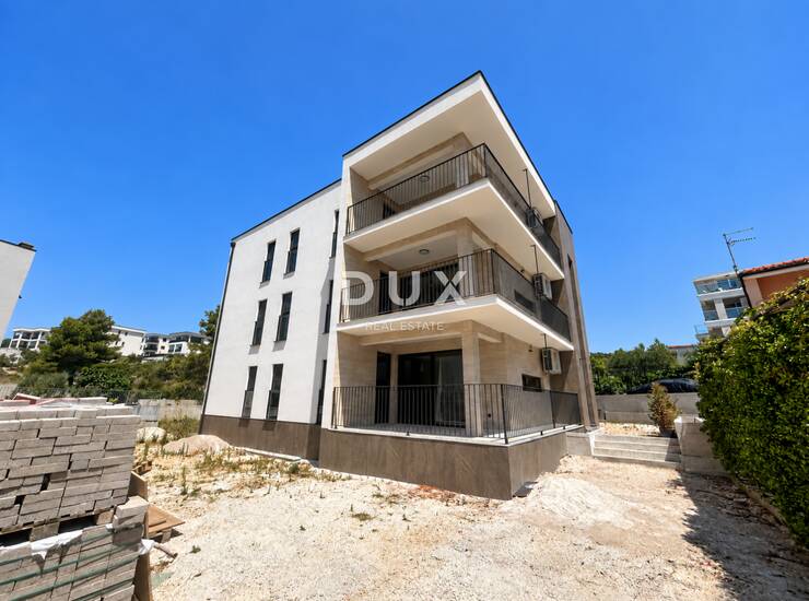 Rogoznica, Zečevo, kuća s 3 stana 420m², 100m od mora, bazen — fotografija 2