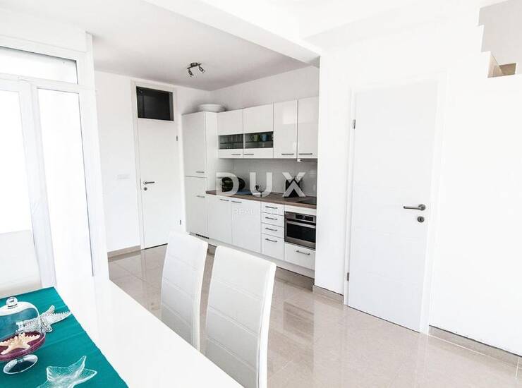 Ražanac, 1. red do mora, zgrada sa 6 apartmana, 400 m² — fotografija 3