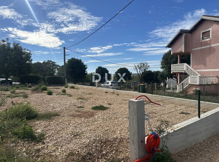 ZADAR, POLIČNIK -  Uređeno zemljište ograđeno zidom! — fotografija 2