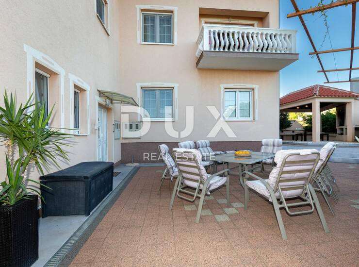 BIOGRAD, SVETI FILIP I JAKOV - SNIŽENO! Apartmanska kuća s bazenom i pogledom — fotografija 3