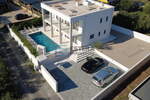 Villa sa bazenom i pogledom na more prodaja