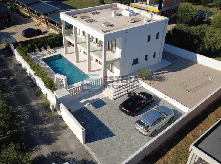 Villa sa bazenom i pogledom na more prodaja
