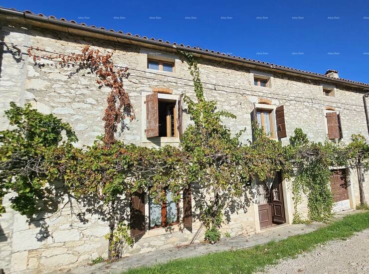 Prodaje se tradicionalna kamena kuća u nizu ukupne površine 160 m², smje...