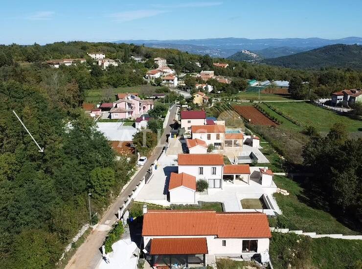GRAĐEVINSKO ZEMLJIŠTE U OKOLICI KAROJBE — fotografija 3