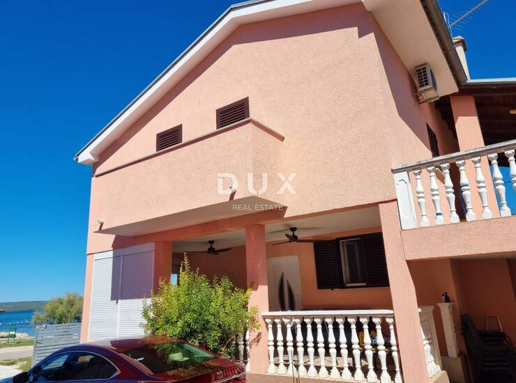 Šibenik, Bilice, kuća, 130 m², prvi red do plaže
