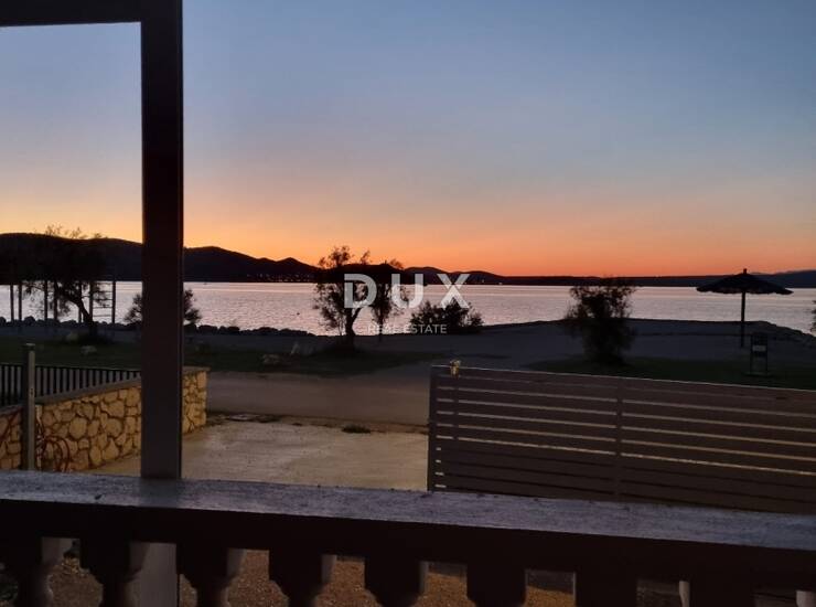 Šibenik, Bilice, kuća, 130 m², prvi red do plaže — fotografija 3