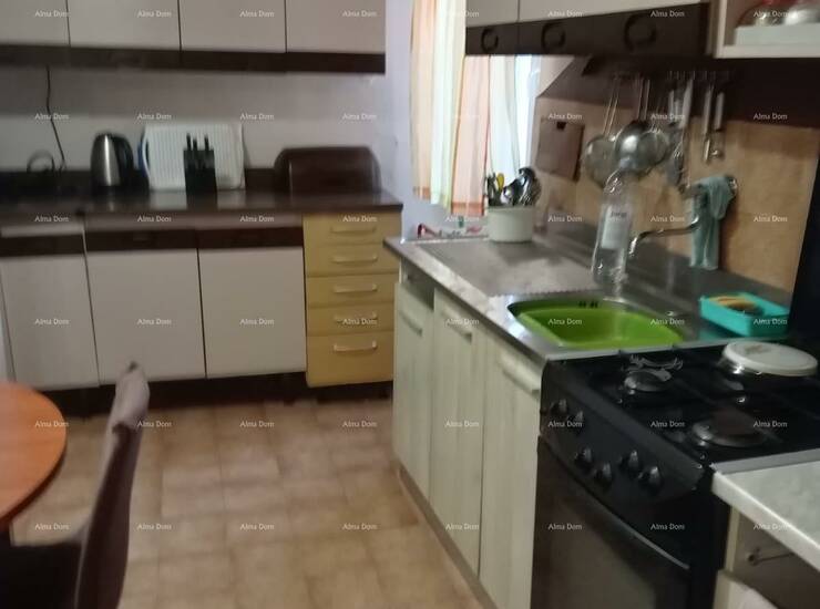 Na prodaju je kuća u nizu smještena u samom centru Buja, idealna za živo... — fotografija 4
