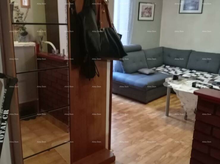 Na prodaju je kuća u nizu smještena u samom centru Buja, idealna za živo... — fotografija 6