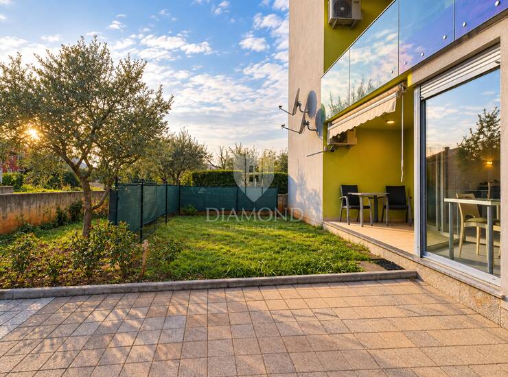 Umag, okolica! Predivan tan u prizemlju sa 137 m2 vrta!