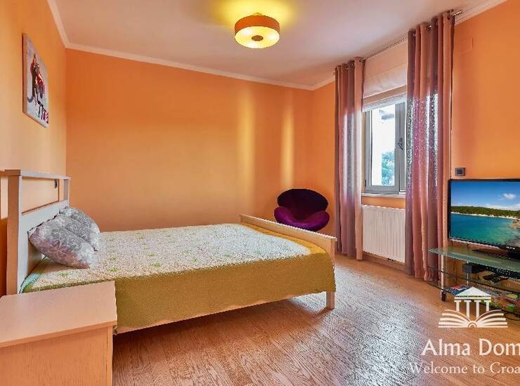 Prodajemo luksuznu vilu sa garažom i bazenom na jedinstvenoj lokaciji sa d... — fotografija 9