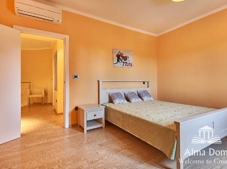 Prodajemo luksuznu vilu sa garažom i bazenom na jedinstvenoj lokaciji sa d... — fotografija 10
