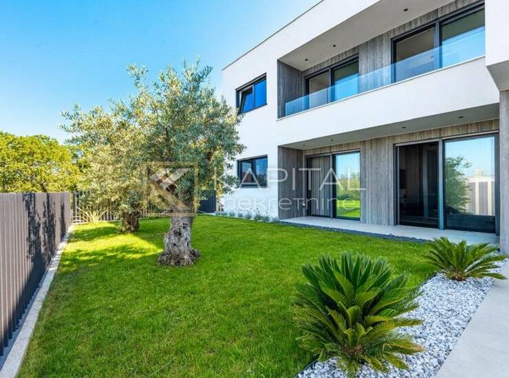 NOVOGRADNJA KOSTRENA - etaža ville s bazenom