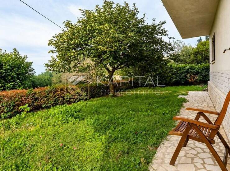 Kostrena - samostojeća kuća s 2 stana i garažom