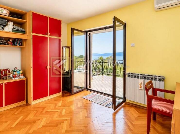 Kostrena - samostojeća kuća s 2 stana i garažom — fotografija 2