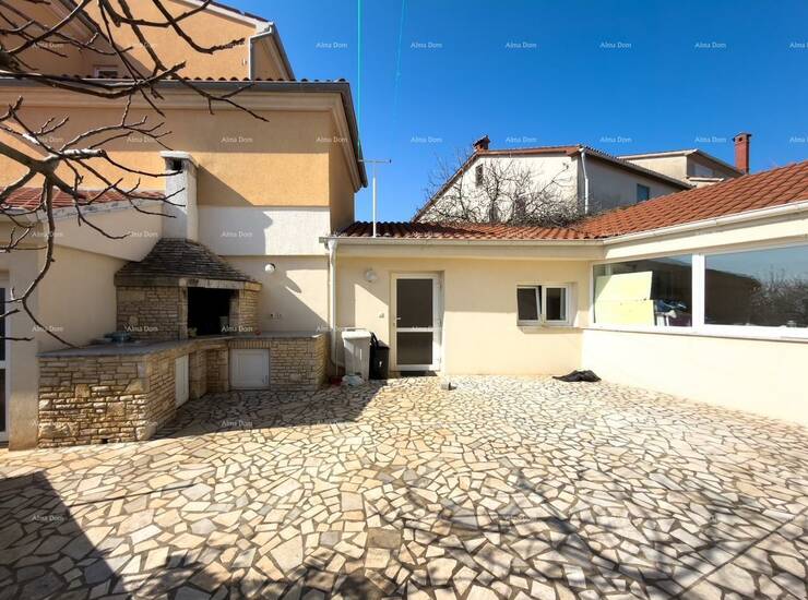 U prodaji kompletno uređena i namještena kuća, sa garažom, velikom tera... — fotografija 3