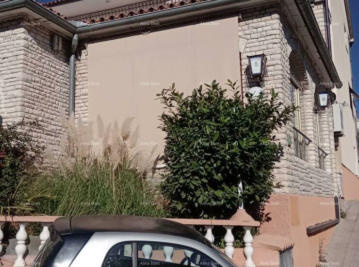 Prodaja kuće s apartmanima u Puli  blizu mora, s pogledom na more.
Ova atr...