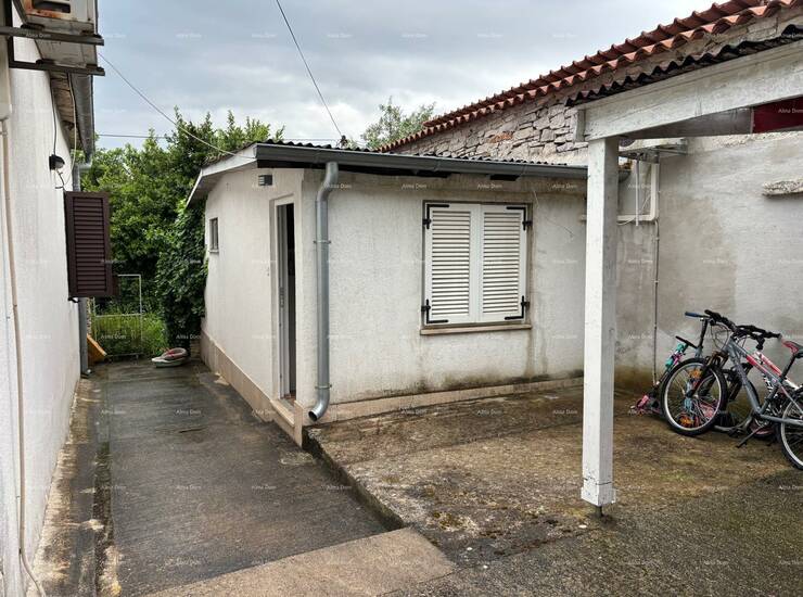Prodaje se izvrsna privatna kuća u Puli.

Kuća se sastoji od dva odvojena...
