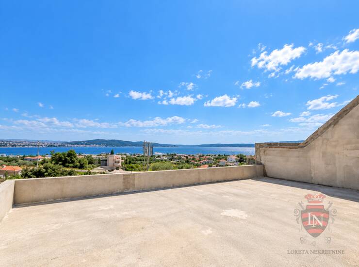 KAŠTEL SUĆURAC – DVOETAŽNI PENTHOUSE S PROSTRANOM TERASOM | NOVOGRADNJA — fotografija 4