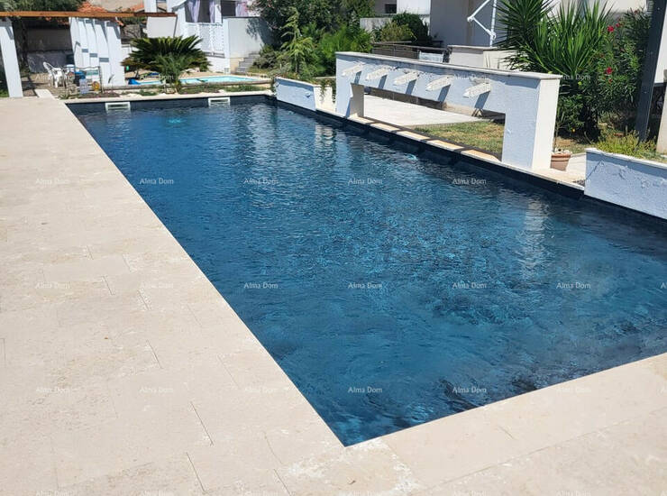 Na prodaju je opremljen dvosoban stan površine 60,40 m², smješten u priz...
