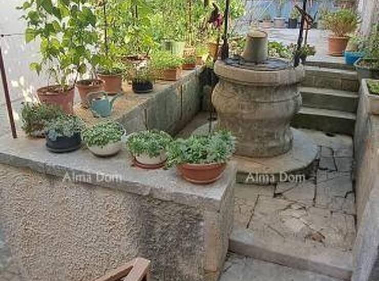 Prodaje se prostrana obiteljska kuća ukupne površine oko 300 m², uključ... — fotografija 2