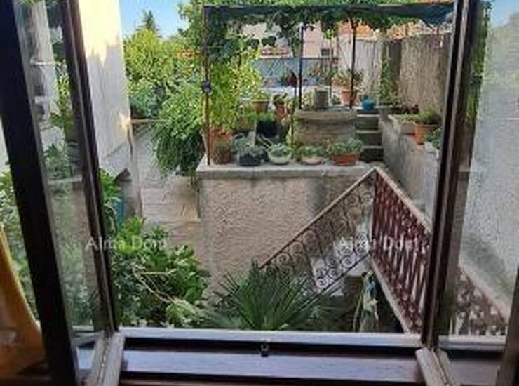 Prodaje se prostrana obiteljska kuća ukupne površine oko 300 m², uključ... — fotografija 3