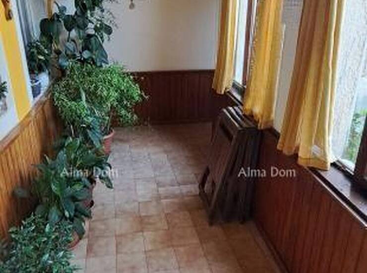 Prodaje se prostrana obiteljska kuća ukupne površine oko 300 m², uključ... — fotografija 4