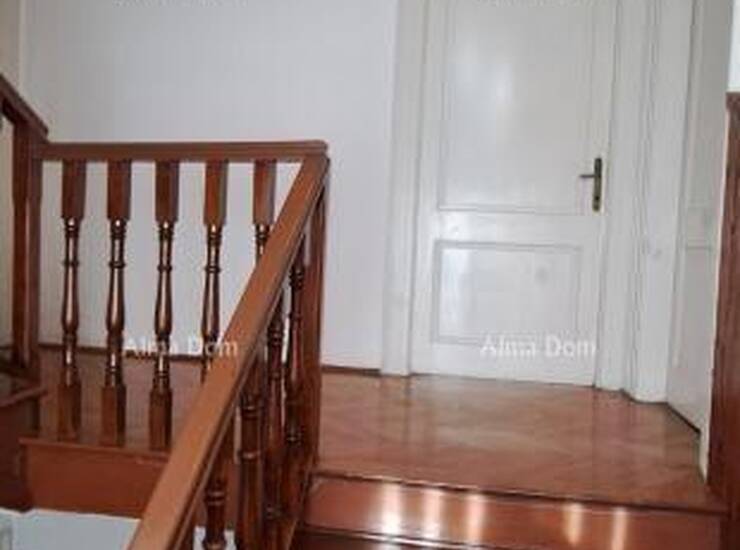 Prodaje se prostrana obiteljska kuća ukupne površine oko 300 m², uključ... — fotografija 10