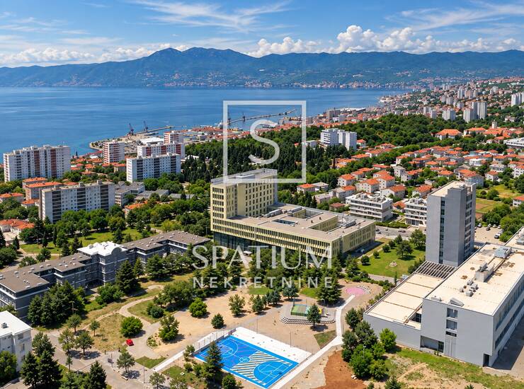 TRSAT, NOVOGRADNJA, OBITELJSKI STAN S GARAŽNIM PARKINGOM