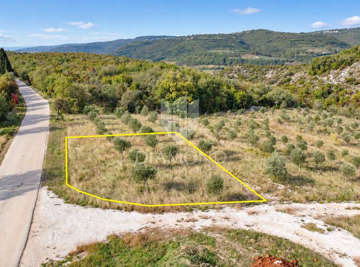 Buje, Kaštel, savršeno zemljište 553 m2 blizu granice!