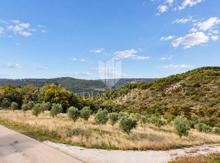 Buje, Kaštel, savršeno zemljište 553 m2 blizu granice! — fotografija 2
