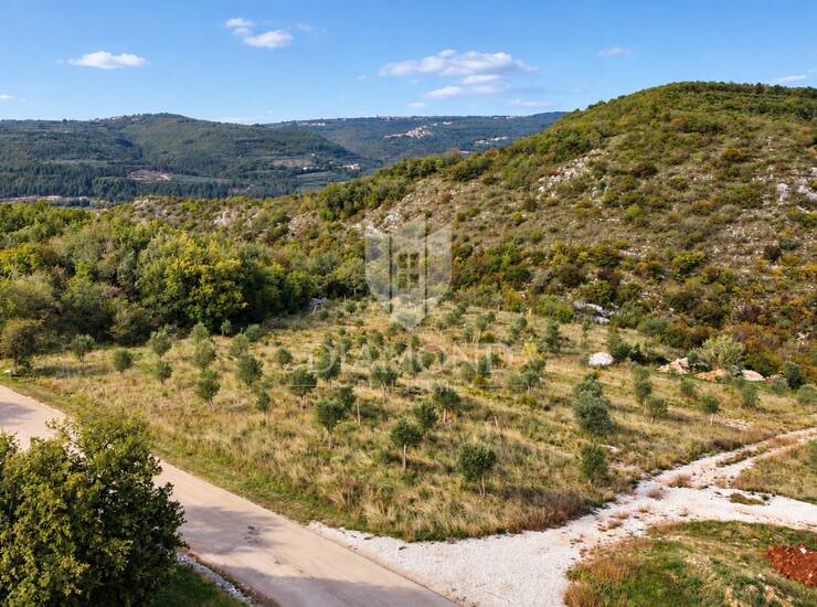 Buje, Kaštel, savršeno zemljište 553 m2 blizu granice! — fotografija 3