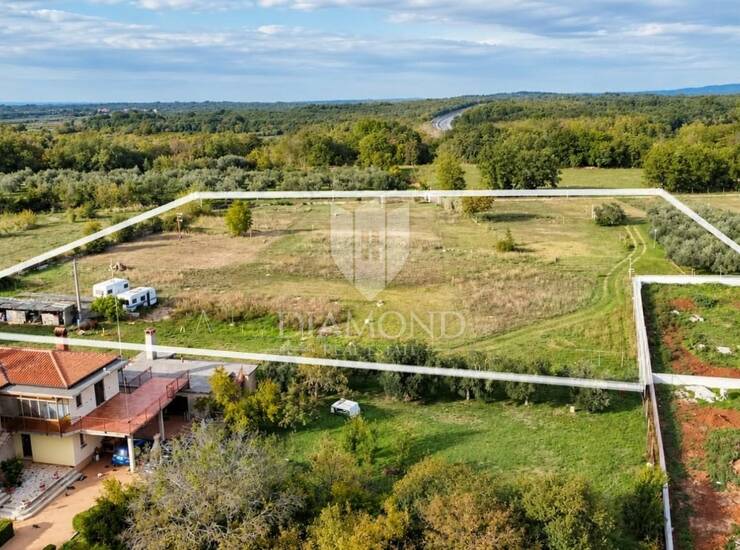 Buje okolica, 14 građevinska zemljišta s pristupnim putem