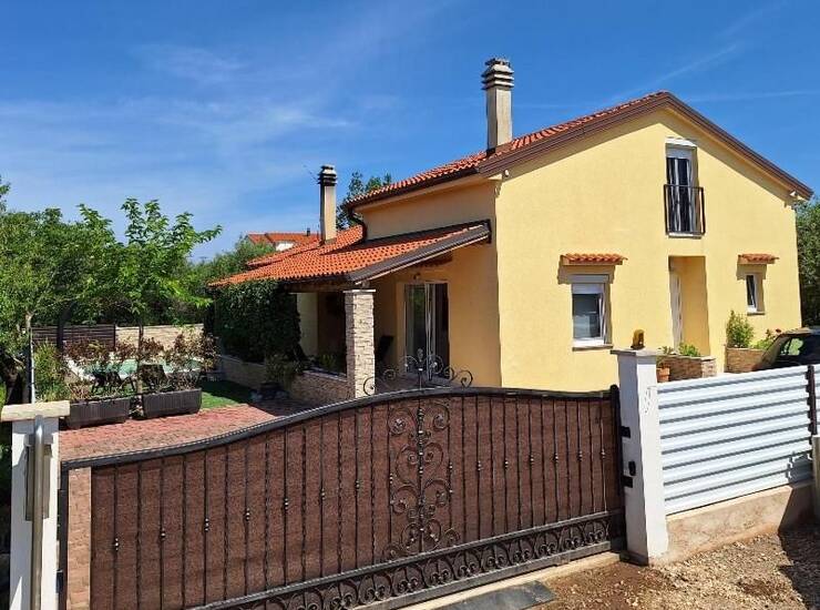 Ekskluzivno-samo u našoj ponudi! Vila - Linardići