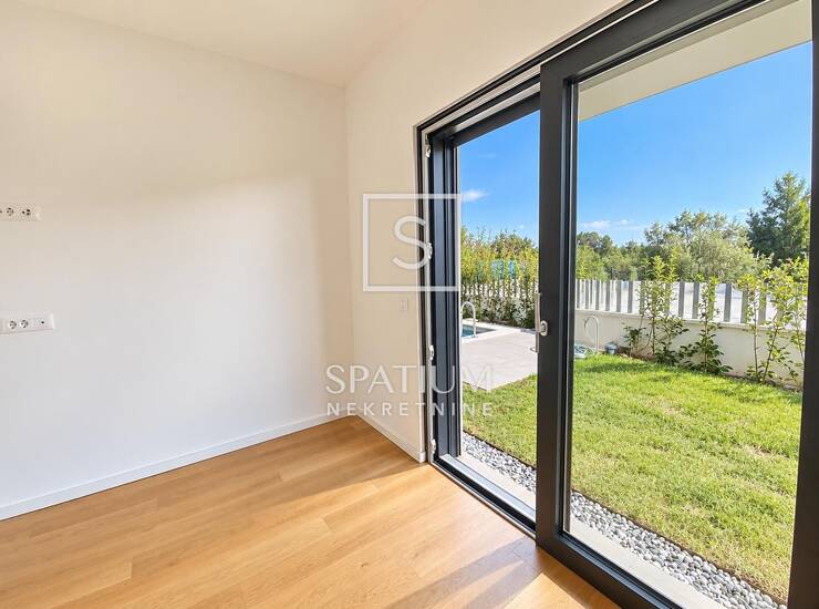 PREMANTURA, MODERAN APARTMAN S OKUĆNICOM I BAZENOM, BLIZINA MORA — fotografija 3
