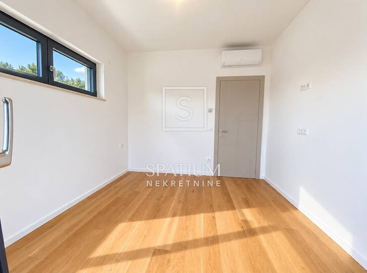 PREMANTURA, MODERAN APARTMAN S OKUĆNICOM I BAZENOM, BLIZINA MORA — fotografija 5