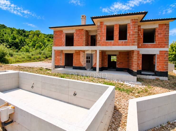 Pićan, okolica, roh-bau kuća na mirnoj lokaciji okruženoj zelenilom