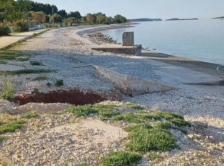 PEROJ – SAMOSTOJEĆA KUĆA S PROJEKTOM ZA REKONSTRUKCIJU — fotografija 5