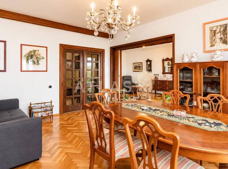 KOSTRENA – Prostrana samostojeća kuća od 300 m² s dvije stambene jedinice 