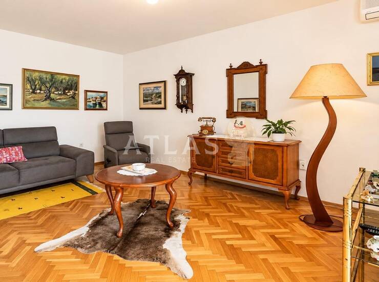 KOSTRENA – Prostrana samostojeća kuća od 300 m² s dvije stambene jedinice  — fotografija 3