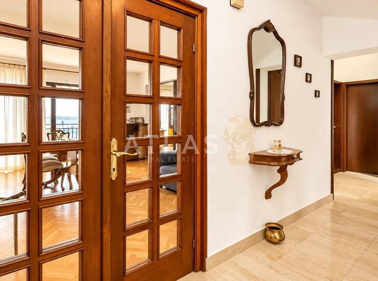 KOSTRENA – Prostrana samostojeća kuća od 300 m² s dvije stambene jedinice  — fotografija 5