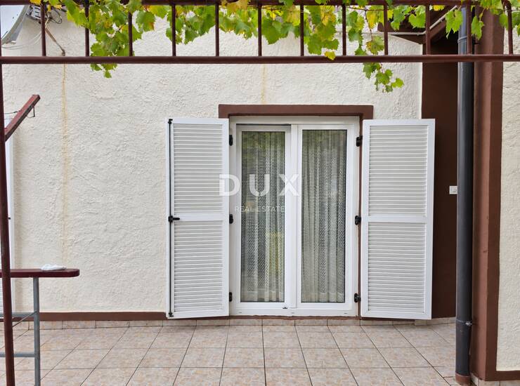 Rab, Lopar, dvije kuće, 130 m2, 3 stana, parking, vrt — fotografija 2