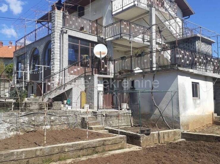 Rijeka Zapad, samostojeća kuća za renovaciju na parceli od 1800 m2, pogle — fotografija 3