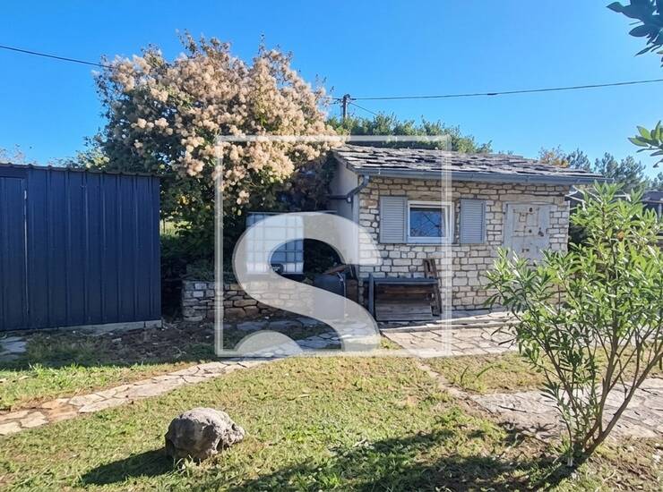 ZEMLJIŠTE 1.631 m² S KAMENOM KUĆOM I MASLINIKOM — fotografija 3