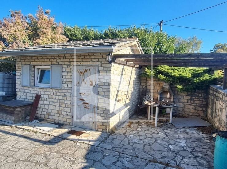 ZEMLJIŠTE 1.631 m² S KAMENOM KUĆOM I MASLINIKOM — fotografija 4
