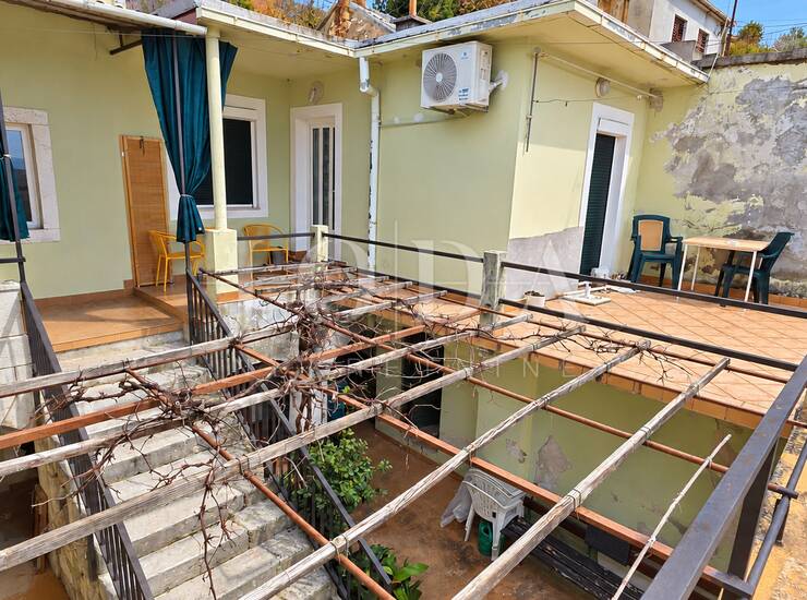 Kuća s investicijskim potencijalom | Zaleđe Crikvenice — fotografija 2