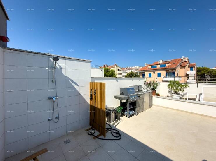 Prodajemo stan sa velikom krovnom terasom na odličnoj lokaciji u Premantur... — fotografija 4