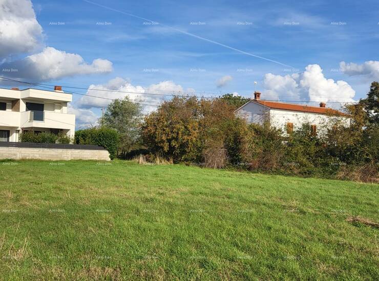 U ekskluzivnoj prodaji imamo atraktivan građevinski teren od ukupno 940 m2...