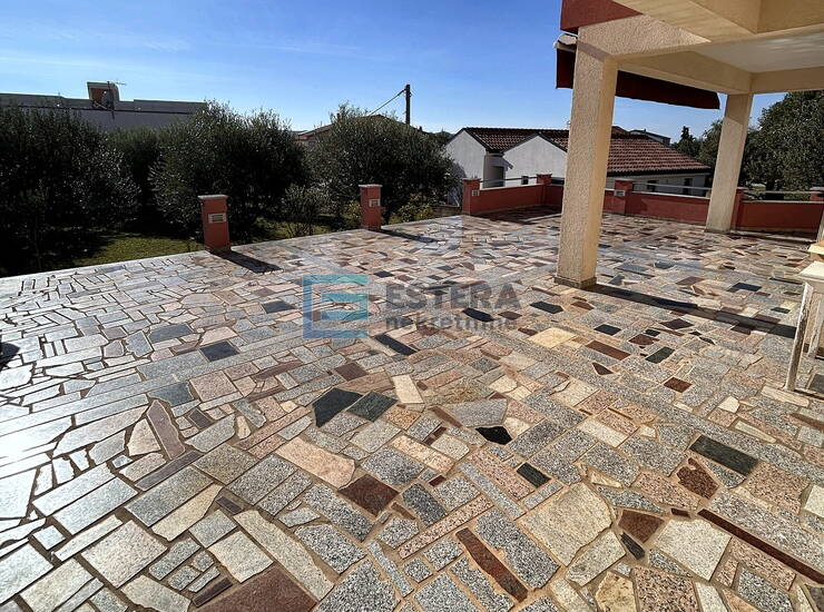 Kuća s 10 apartmana PRODAJA Sveti Filip i Jakov, okućnica 1.569 m², garaža
