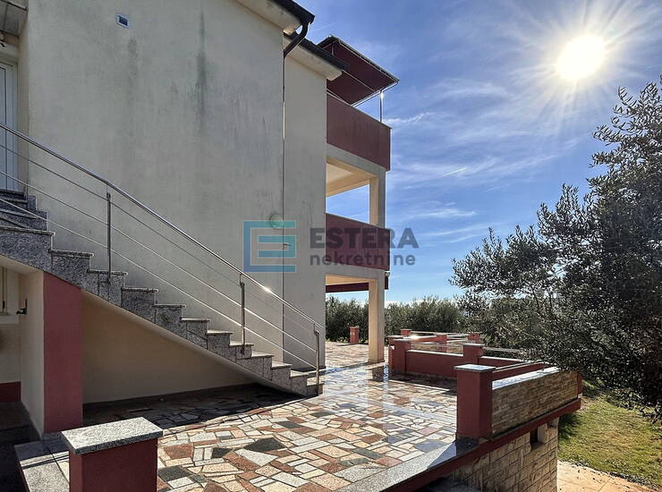 Kuća s 10 apartmana PRODAJA Sveti Filip i Jakov, okućnica 1.569 m², garaža — fotografija 3