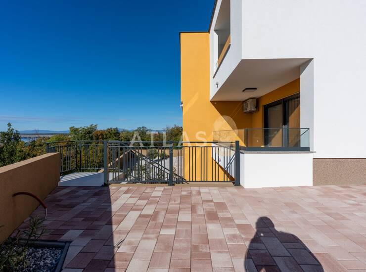 Dramalj – elegantan dvoetažni stan nadomak mora — fotografija 3